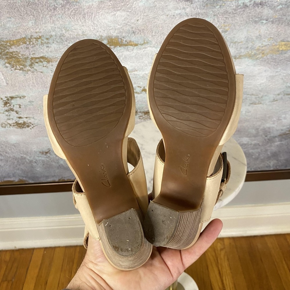 Clarks Artisan Sandals Shoes Womens Size 8 Beige Leather Strappy Block Heel - Picture 9 of 9